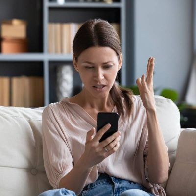 femme en colère telephone