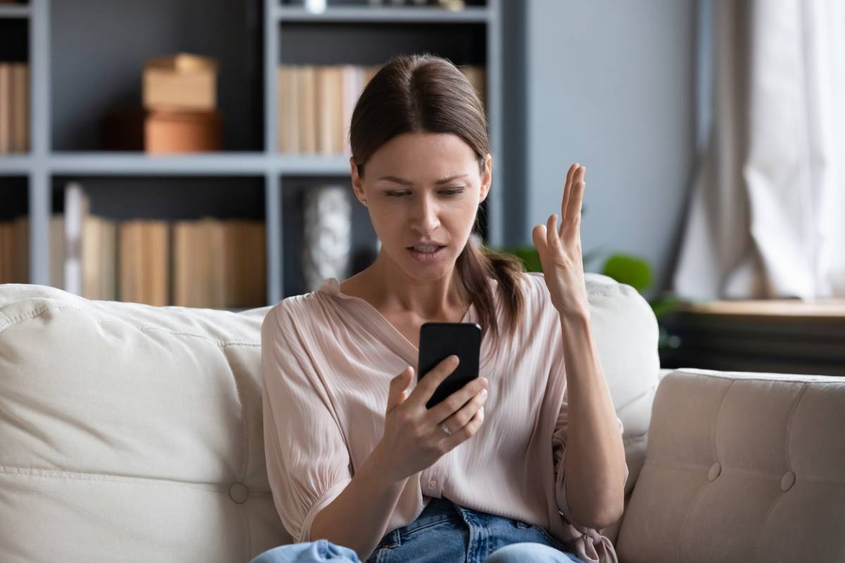 femme en colère telephone